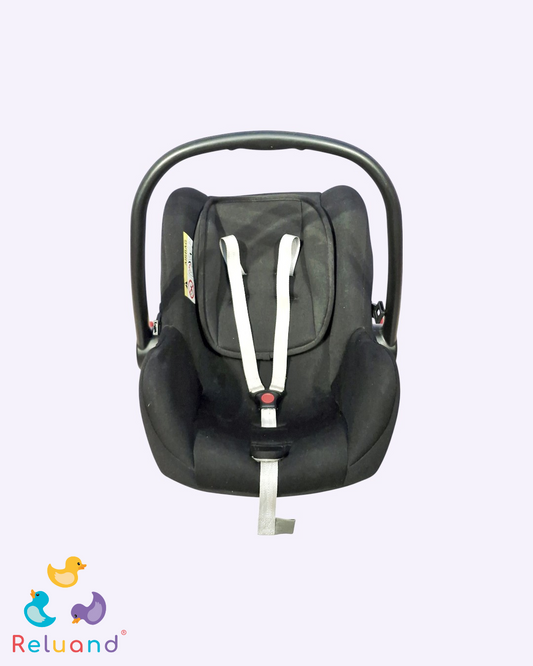 Porta bebé o silla de carro en color negro con gris, completamente funcional.