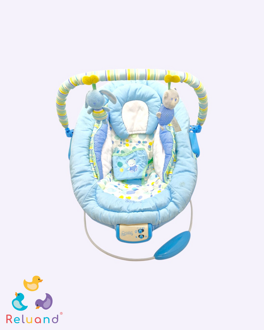 Silla vibradora/mecedora en color azul celeste con oso en el arnes de ajuste.