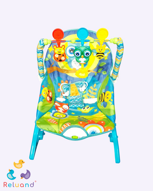 Silla mecedora color azul agua marina con detalles en verde y sublimado de búho, es musical y trae accesorios de estimulación, Marca Moody.