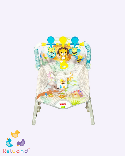 Silla mecedora color gris con detalles en beige y sublimado de león, es musical y trae accesorios de estimulación, Marca Tiibaby.