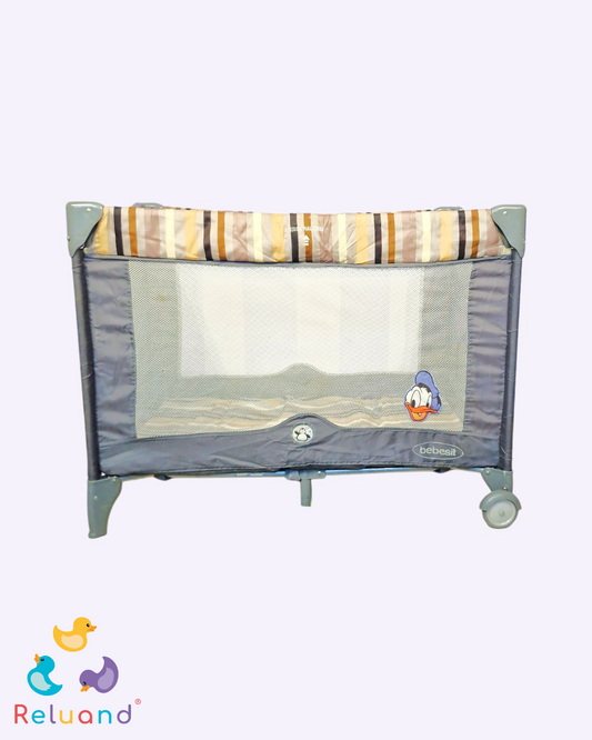 Corral color gris con sección a líneas en color beige, café y amarillo quemado, tiene tabla y detalles de uso, Marca Bebesit.