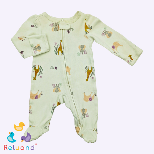 Pijama blanco con elefantes y tortugas, manga larga, pies cubiertos, Marca Carter’s, Talla NB.