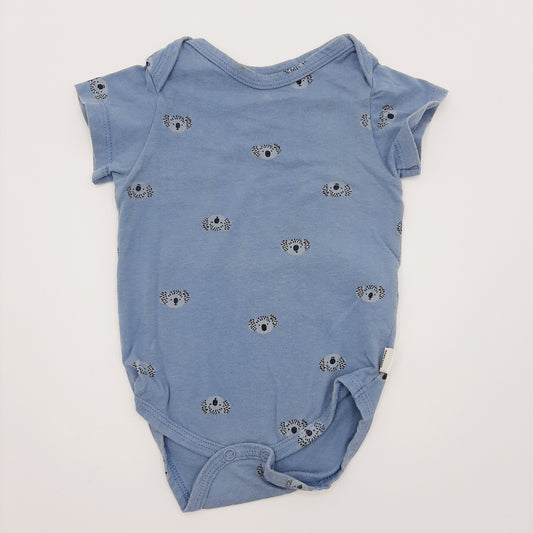 Body azul de koalas 6-9M marca Offcorss