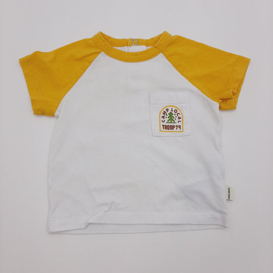 Camiseta blanca de mangas amarillas 0-3M marca Offcorss