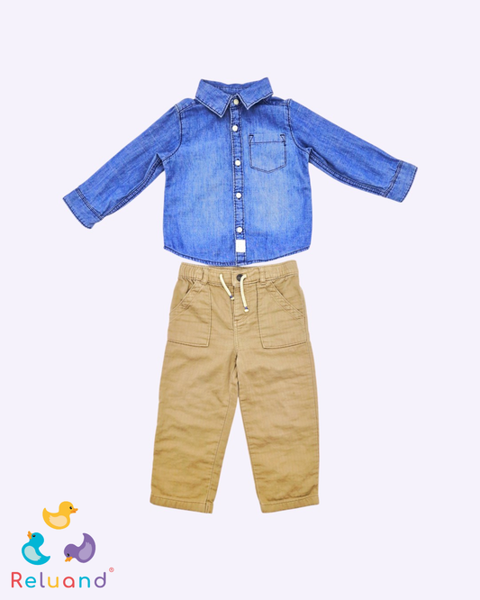 Conjunto camisa manga larga en tela símil jean, pantalón estilo dril color beige, marca Carter´s, talla 24 meses.