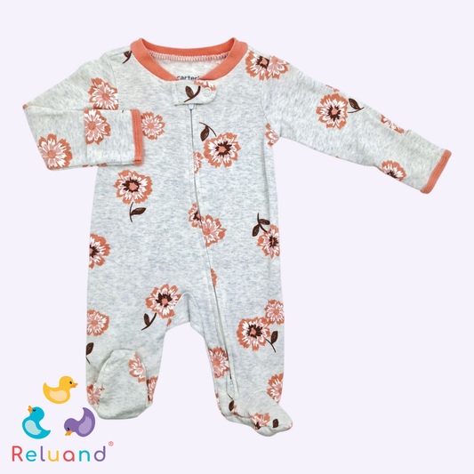 Pijama gris con flores rosadas, mangas largas, pies cubiertos, Marca Carter’s, Talla NB.