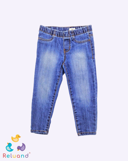 Jean en color azul oscuro de la marca OshKosh, talla 3T.