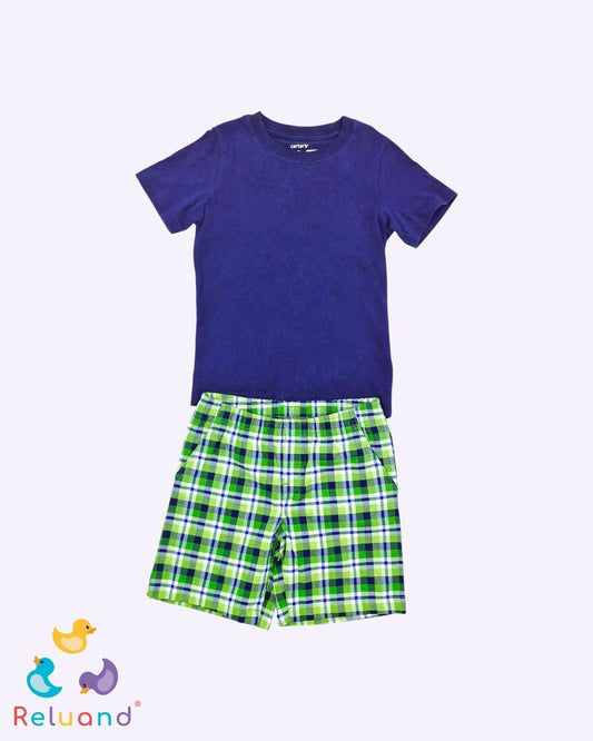 Conjunto camiseta azul oscura y short a cuadros verde y azul, marca Carter´s, talla 3T.