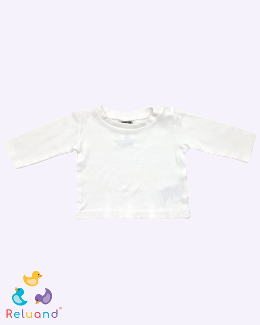 Conjunto de overol en jean con orejitas en el bolsillo frontal y camisilla manga larga en color blanco, Talla 3 meses.