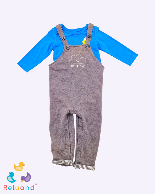 Conjunto body manga larga en color azul con estampado de rayo amarillo marca George y overol en algodón color gris con bordado de nube en color blanco marca Carter´s, talla 12 a 18 meses.