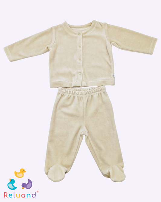 Pijama en gamuza beige, Marca Baby Fresh, Talla 0 a 3 meses.