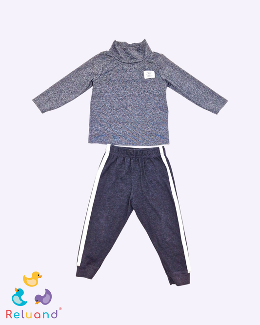 Conjunto saco deportivo en color gris, en licra de la marca Shein y sudadera en color gris con líneas laterales en blanco, marca Garanimals, talla 18 a 24 meses.