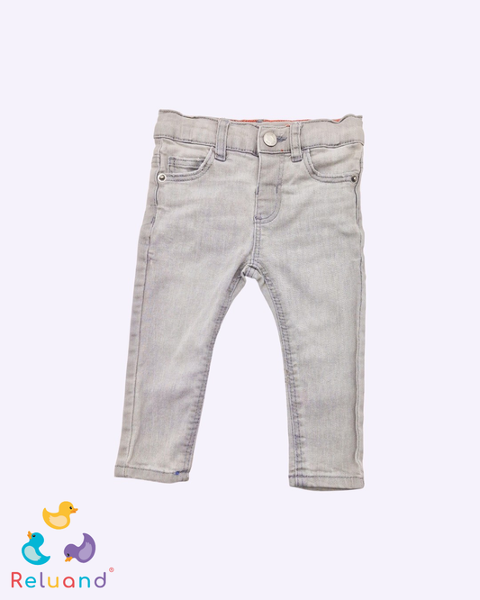 Jean skinny con bolsillos funcionales en color gris, Marca Zara, Talla 6 a 9 meses.