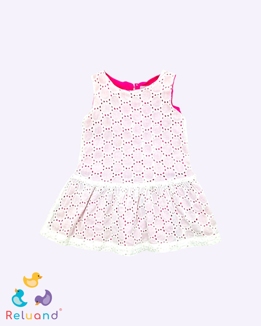 Vestido en color blanco estilo bordado con tela interna en color rosa, marca Epk y talla 23 meses.
