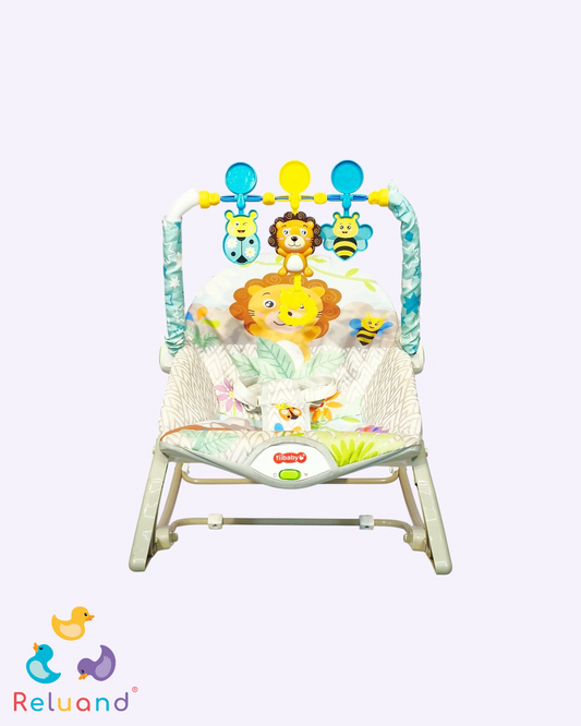 Silla mecedora color gris con detalles en beige y sublimado de león, es musical y trae accesorios de estimulación, Marca Tiibaby.