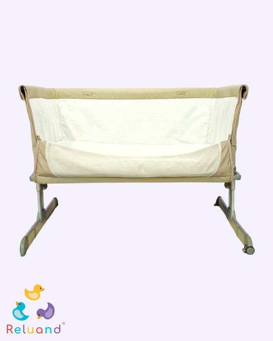 Cuna colecho color beige, completamente funcional y con toldillos, se gradúa su altura según la de la cama, Marca Chicco.
