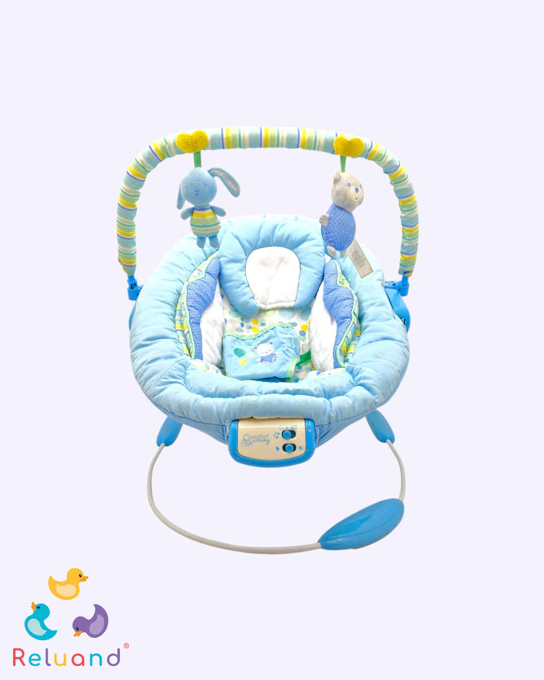 Silla vibradora/mecedora en color azul celeste con oso en el arnes de ajuste.