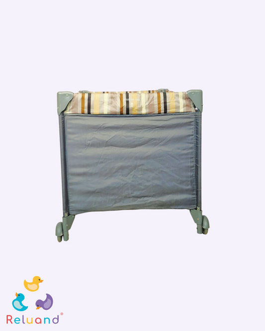 Corral color gris con sección a líneas en color beige, café y amarillo quemado, tiene tabla y detalles de uso, Marca Bebesit.