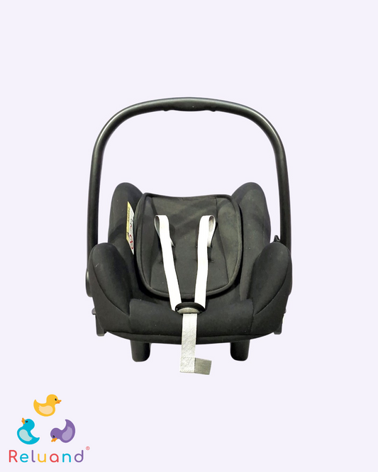 Porta bebé o silla de carro en color negro con gris, completamente funcional.