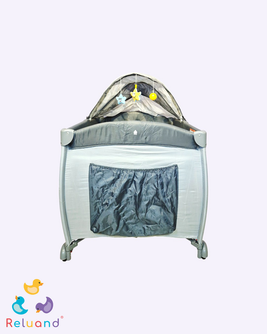 Corral gris con toldillo y accesorios, completamente funcional y su bolsillo lateral igual, Marca Mamakids.