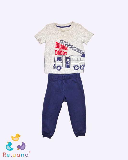 Conjunto camiseta gris con estampado en rojo y azul oscuro marca Carter´s, sudadera elástica en azul oscuro marca Offcorss, talla 24 meses.