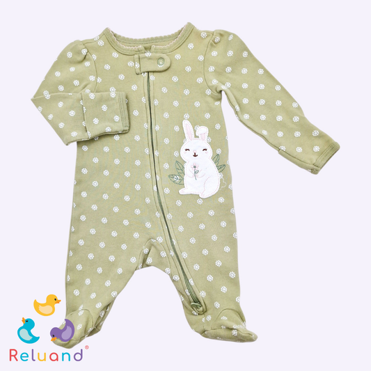 Pijama verde pistacho, mangas largas, pies cubiertos, con flores y conejo en color blanco, Marca Carter’s, Talla NB.