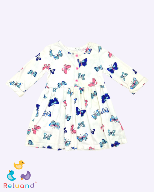 Vestido en color crema con mariposas marca Carter´s y talla 24 meses.