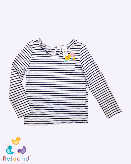 Blusa gris manga larga con líneas azul oscuro de la marca Carter´s, talla 4T.