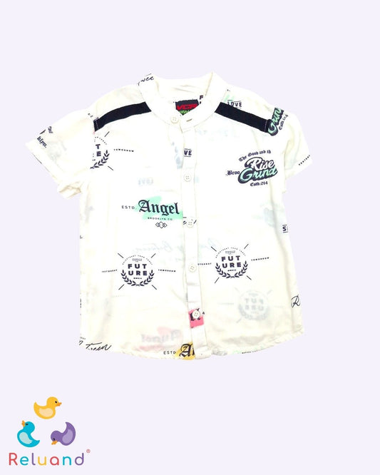 Camisa color crema con estampado en negro, verde menta y rojo, marca VCR Urban Kids, talla 4T.