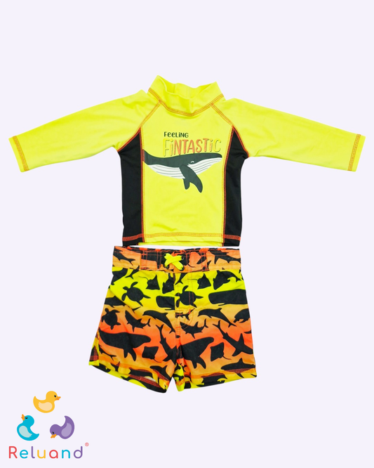 Traje de baño en 2 piezas: buso manga larga amarillo fluorescente con estampado de ballena, pantaloneta en colore degrade de amarillo a naranja y con sublimado de peces en negro, Marca Mick Mack, Talla 12 meses.
