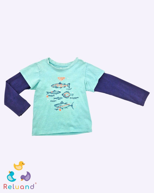 Buso color verde pistacho con mangas azul oscuro y estampado de peces, marca Arturo Calle Kids, talla 2T.