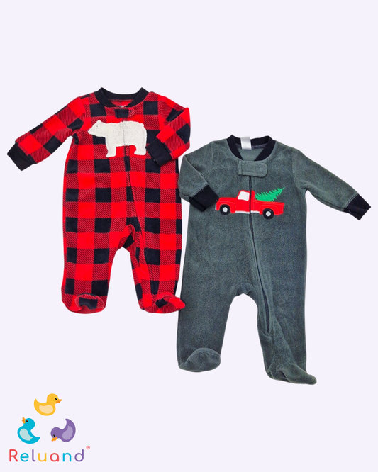 Set pijama felpa X2: rojo con cuadros y oso, gris con bordado de carro en color rojo, Talla 0 a 3 meses.
