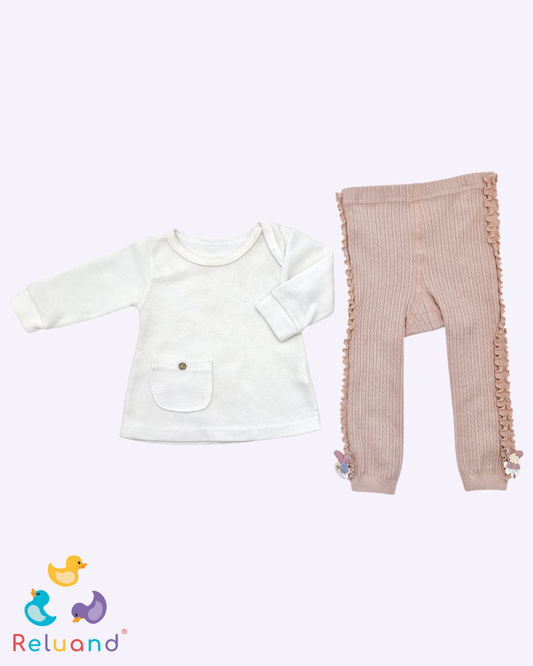 Conjunto blusa color crema con bolsillo funcional, pantalón con bordes laterales rizados y terminaciones doradas, Talla 3 a 6