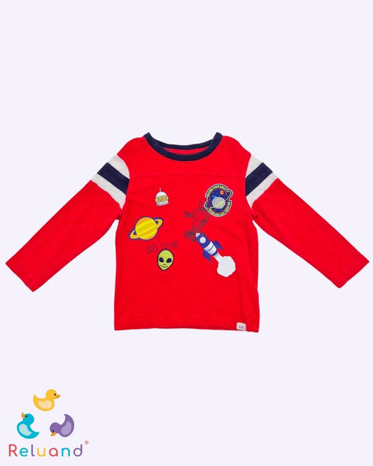 Buso color rojo con estampado de planetas, marca Baby Gap, talla 2T.