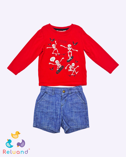 Conjunto buso manga larga en color rojo con calaveras blancas, marca H&M, short en tela símil jean marca Baby Fresh, talla 18 a 24 meses.