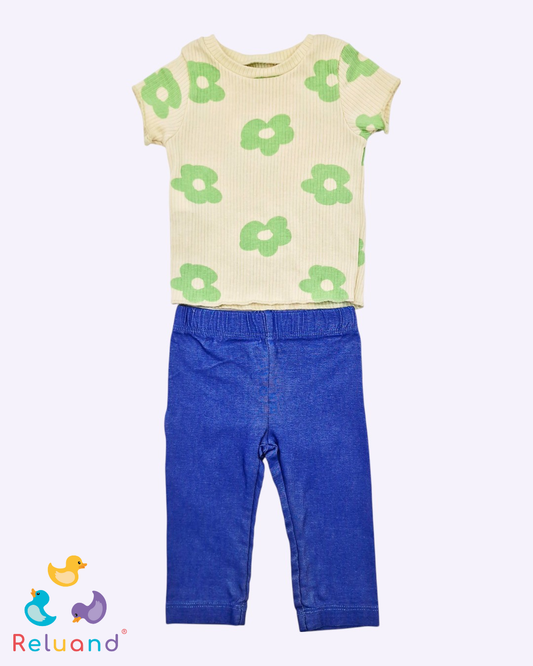 Conjunto blusa en color crema con flores verdes, pantalón azul elástico, Talla 3 a 6.