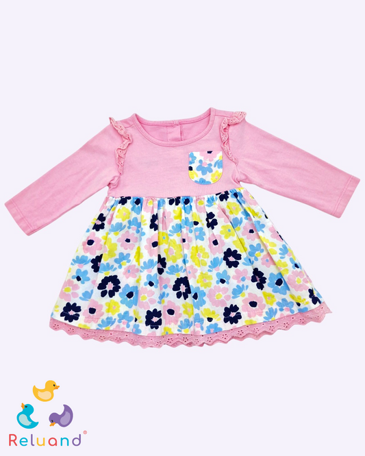 Vestido rosado manga larga, en falda tiene flores en azul y amarillo, Marca Tomaticos, Talla 3 a 6 meses.
