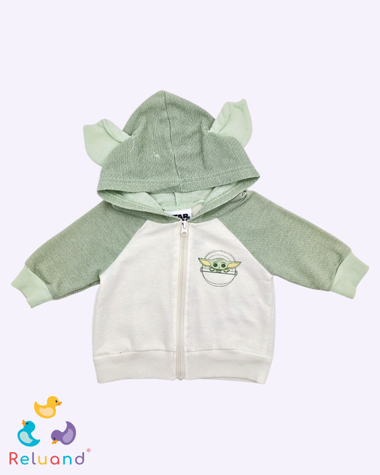Saco con capota en color crema con rayas verdes en capa y mangas símil de Grogu, Marca Star Wars, Talla 0 a 3 meses.