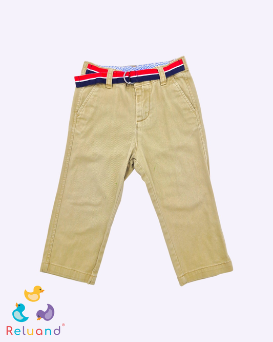 Pantalón estilo dril en color beige con cinturón en azul oscuro y rojo integrado, marca Tommy Hilfiger, talla 24 meses.