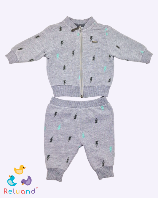 Conjunto saco y pantalón sudadera en gris con rayos, Marca Offcorss, Talla 0 a 3 meses.