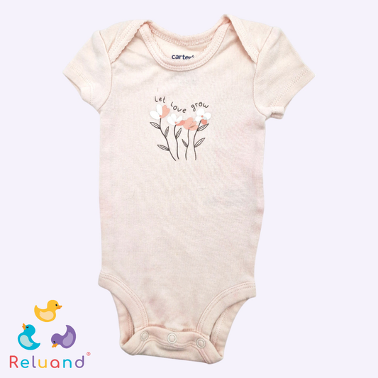 Body rosado pastel, mangas cortas, con flores, Marca Carter’s, Talla 0 meses.