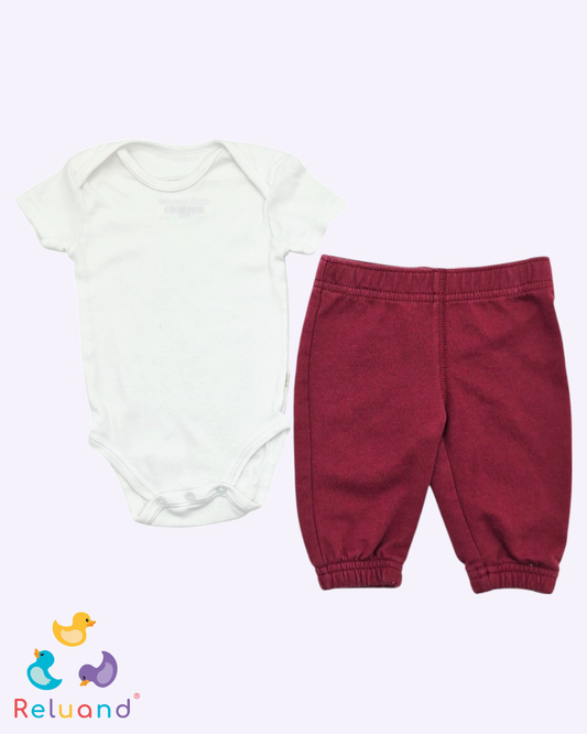 Conjunto bodies color crema y pantalón sudadera vino tinto, Talla 0 a 3 meses.