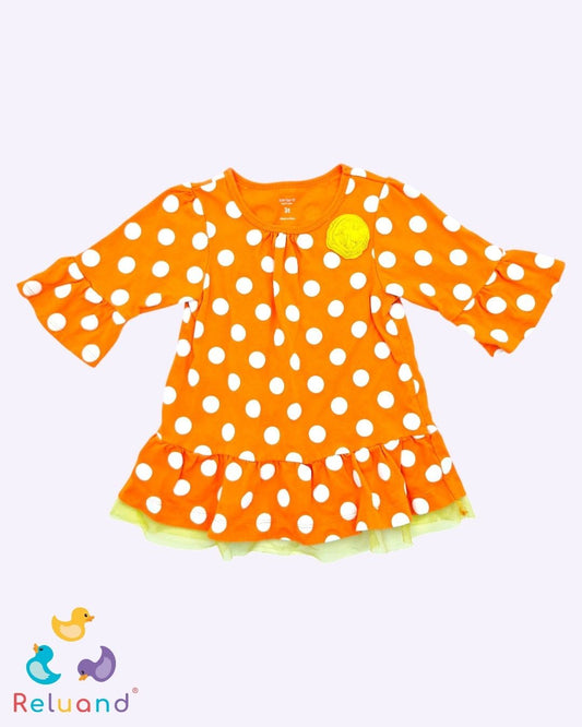 Vestido en color anaranjado con pepas blancas y flor amarilla, marca Carter´s, talla 3T.