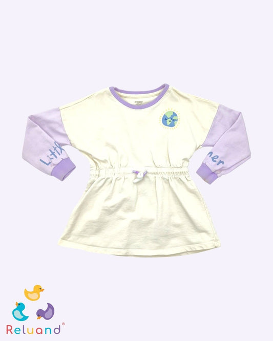 Vestido en color crema con mangas moradas, estampado de planeta, marca Offcorss, talla 2T.