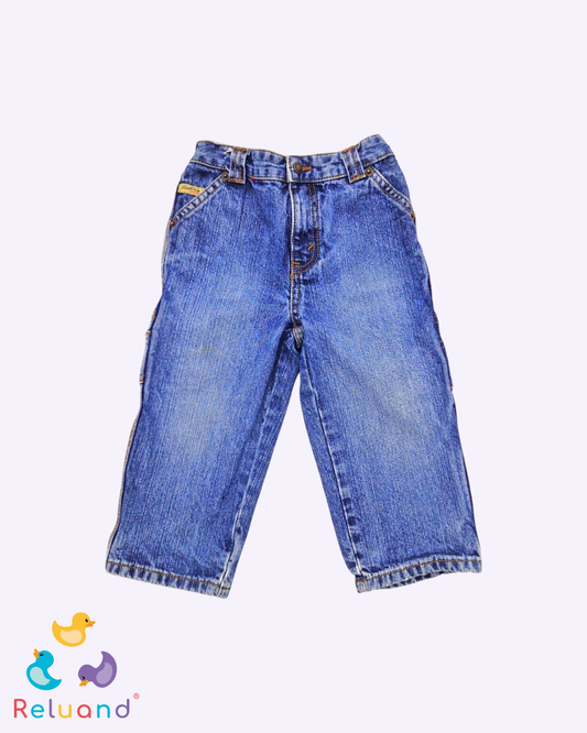 Jean rígido en color azul medio, bolsillos estilo cargo, talla 18 a 24 meses.