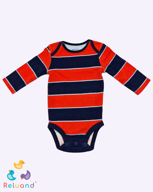 Conjunto overol azul con botones laterales y dinosaurio en el bolsillo, body en color salmón y azul oscuro, Talla 3 meses.