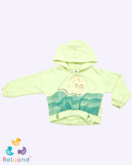 Saco color verde con mar y luna, tiene capota, marca Offcorss, talla 3T.