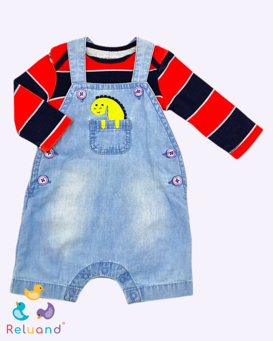Conjunto overol azul con botones laterales y dinosaurio en el bolsillo, body en color salmón y azul oscuro, Talla 3 meses.