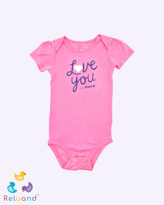Body en color rosa con estampado de letras en azul oscuro, marca Carter´s y talla 24 meses.
