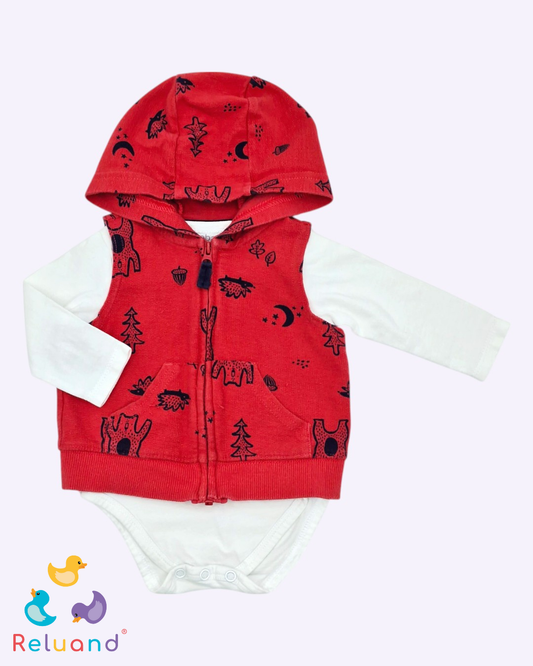 Conjunto body blanco y chaleco en saco rojo con grabados azul oscuro y capota, Talla 0 a 3 meses.